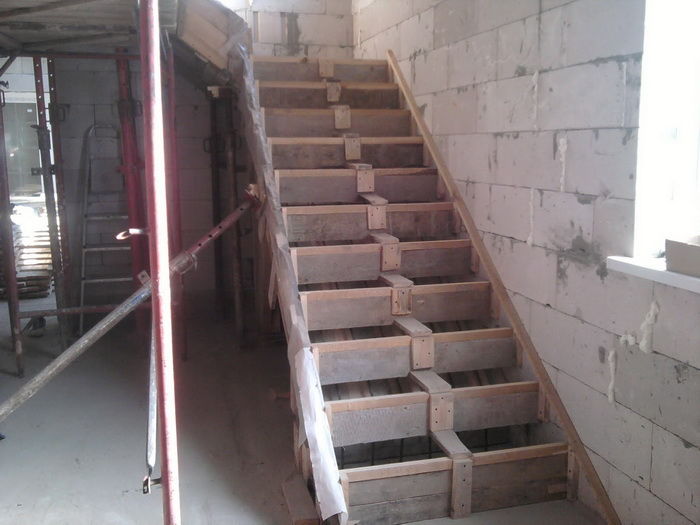 заливаем лестницу из бетона