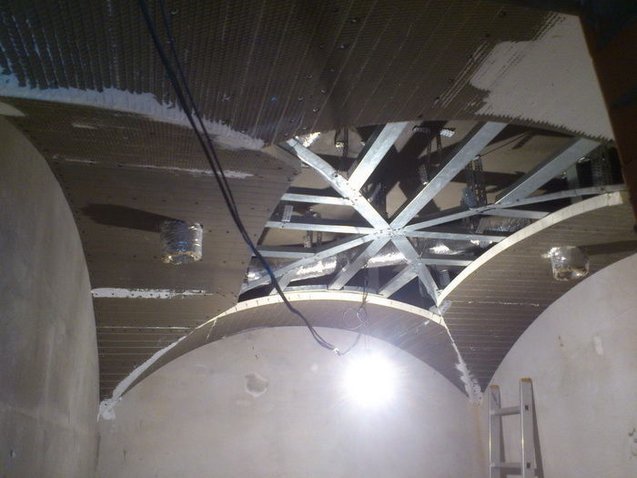 Разобранный потолок хамамма.
