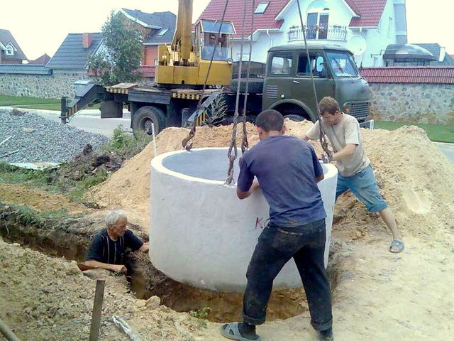 Строительство канализационного колодца на дачном участке