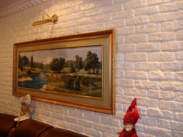 Белая клинкерная плитка в интерьере гостиной