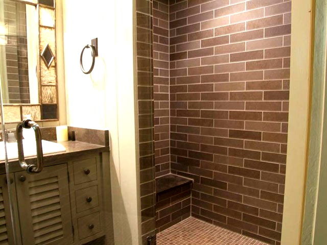 Отделка стен ванной клинкерной плиткой коричневого цвета