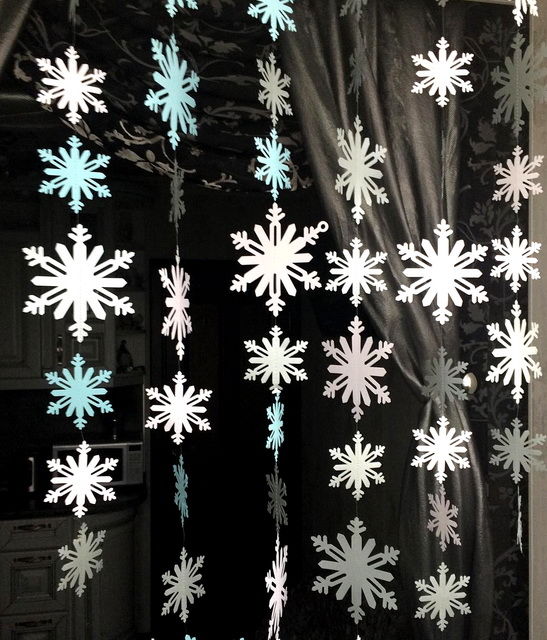 Декор окна снежинками из бумаги