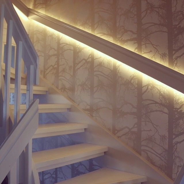 Освещение лестницы в доме дизайн