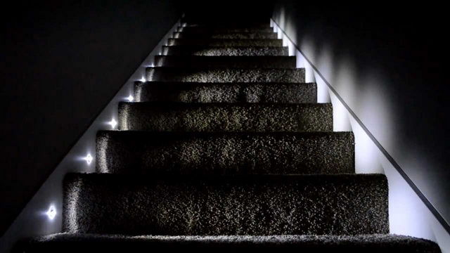Освещение лестницы в коттедже