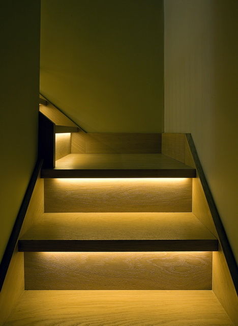 Освещение лестницы в коттедже
