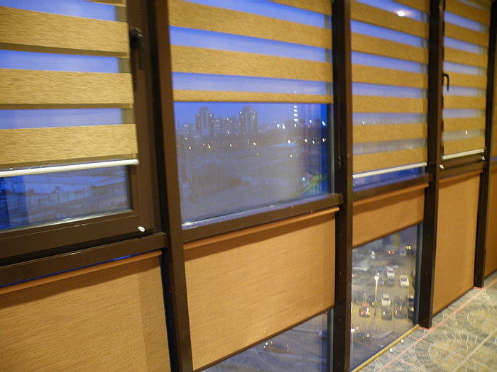 Рулонные шторы зебра на балконе с панорамным остеклением