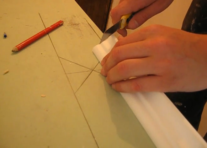 как обрезать деревянный плинтус