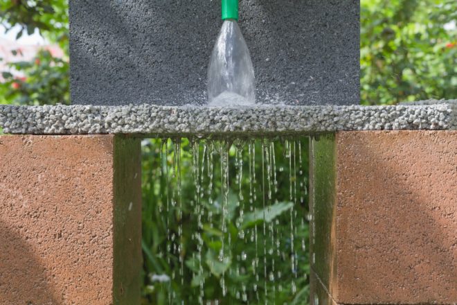 Садовая дорожка из дренажного бетона своими руками ? сухая даже после дождя