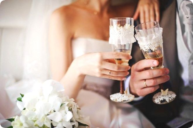 Украшаем свадебные бокалы самостоятельно – оригинальные мастер-классы