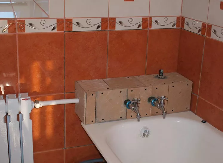Как красиво и быстро заделать стык между ванной и стеной
