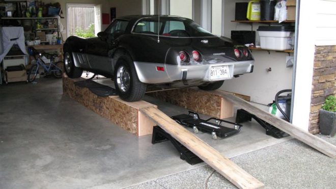 Как поднять авто в гараже без домкрата и ямы