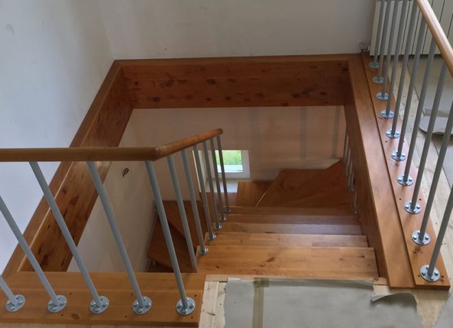 Какой должна быть ширина лестницы на второй этаж в частном доме