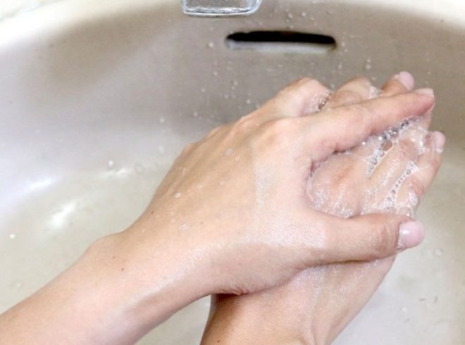 Как отмыть монтажную пену с рук, если нет растворителя