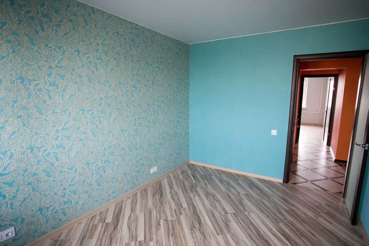 Покраска обоев екатеринбург. Варианты покраски обоев. Покраска стен. Покраска стен в квартире. Краска для стен в квартире.