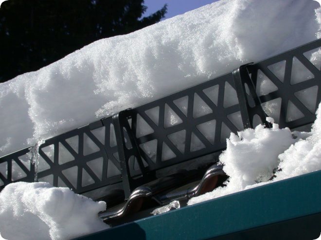 Правила установки снегозадержателей на крышу ? пошагово