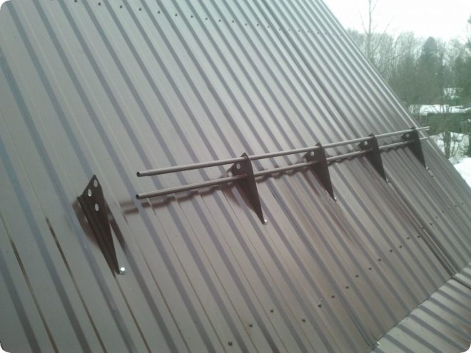 Правила установки снегозадержателей на крышу ? пошагово