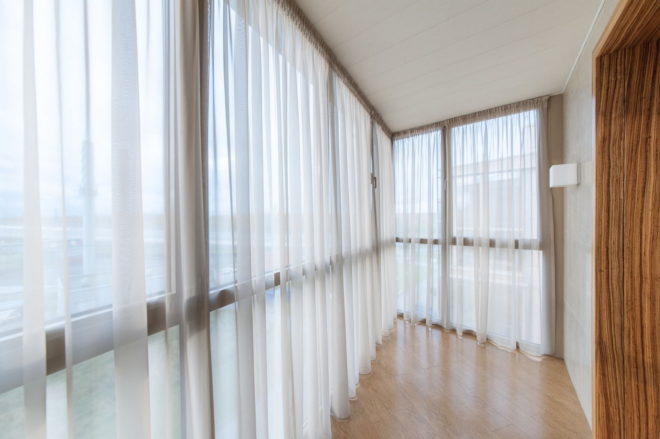 Модные варианты дизайна штор на балкон в 2020