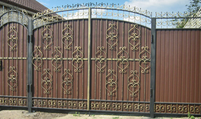 Красивый забор из профнастила с коваными элементами