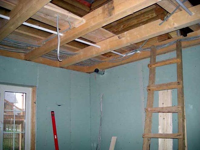 Монтаж скрытой проводки в деревянном доме
