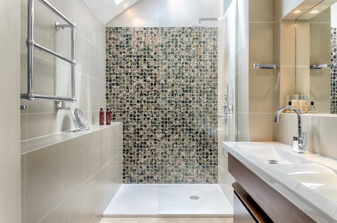 Современный дизайн ванной комнаты с душевой перегородкой