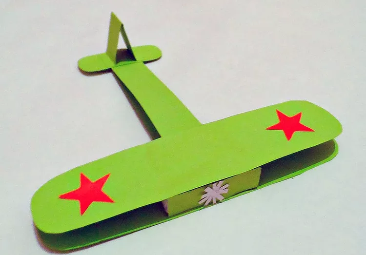 Что можно сделать военным. Поделка самолет. Поделка самолет из картона. Самолет поделка для детей. Самолет из цветного картона.