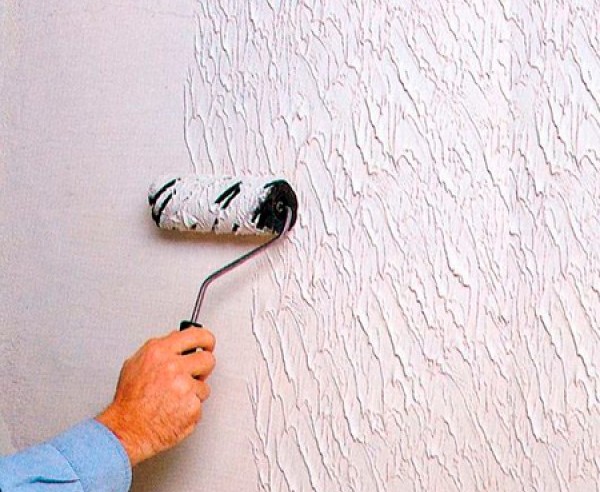 Как покрасить стены фактурной краской