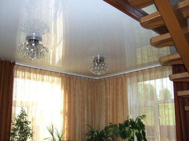 Чем обшить потолок в частном доме дешево и красиво