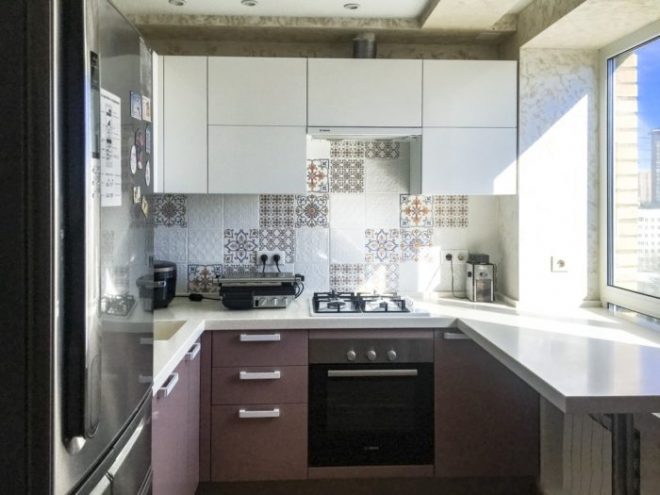Стильный дизайн кухни 5 кв. м. с холодильником